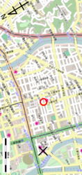 桜隊が被爆した場所を2015年現在の地図に示したもの。赤○が被爆場所、☓が爆心地、上の川が京橋川、その上が比治山。赤○の下側の道（並木通り）とその右側を縦断する大通り（平和大通り）との交差点付近に移動演劇さくら隊殉難碑が建立された。