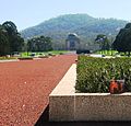 Вид вдоль бульвара АНЗАК на Австралийский военный мемориал у подножья горы Эйнсли