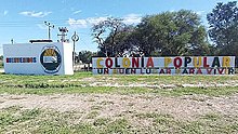 Cartel de ingreso a la Colonia Popular, sobre Ruta Nacional 16 mano a Resistencia.