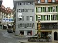Schweiz, Lausanne, Altstadtgassen mit Brunnen