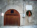 Ingresso del rifugio con la vecchia targa in memoria dei 300 morti per bombardamenti aerei, ora sostituita con un'altra che riporta il numero corretto: oltre 770 vittime.