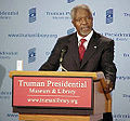Kofi Annan pronuncia un discorso nel 2002
