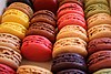 Macarons contemporains, de couleurs et de saveurs variées.