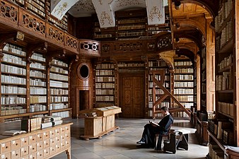 11/05: Un home llegeix a la biblioteca de l'abadia de Göttweig (Krems, Àustria).