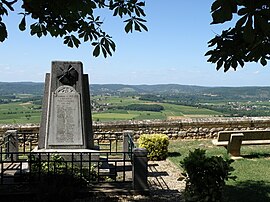 The war memorial in Bélaye