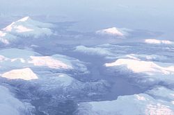 Luftfoto af Beiarfjorden og Sandhornøya. Nordenden af Nordfjorden fra højre mod venstre lidt over midten af billedet.