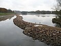 Obersee 8. November 2009: Die Bachumleitung ist wenige Tage im Betrieb. Durch die Bauarbeiten sind Bäume und Büsche im Bereich des ehemaligen Seeufers entfernt.