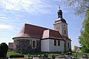 Dorfkirche mit Kirchhofmauer, barockem Grabstein und Grabstätte der Familie von Rochow