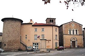 La tour, la mairie et l'église (de gauche à droite)