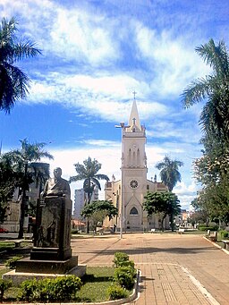 Santo Antônios katedral, Praça Getúlio Vargas. Till vänster: Bronsbyst av Olegário Maciel.