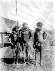 Drie mannen uit Anakalang (voor 1930)