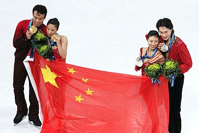 Fiqurli konkisürmə yarışlarının Çinli mükafatçıları: Qızıl medalçı Şen Xue və Jao Hongbo, gümüş medalçsı Tong Jian və Pang Qing