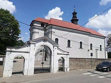 Widok założenia z bramą