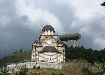 Crkva Svetog Dimitrija, u pozadini Spomenik rudarima