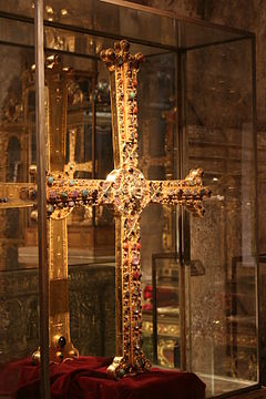 Croix de la Victoire dans la Cámara Santa de la Cathédrale d'Oviedo.