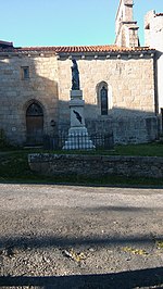 Poilu au repos (monument aux morts)