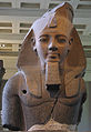 Frammento di un colosso di Ramses II, della XIX dinastia egizia, soprannominato "Giovane Memnone". British Museum, Londra.