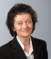 Portrait d'une femme aux cheveux bruns foncés.