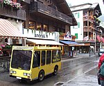 Gelbes Elektroauto in Zermatt