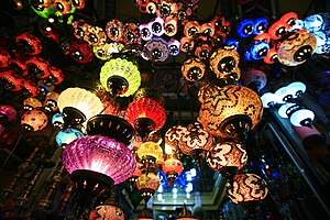 English: Lanterns in a shop in the Kapalıçarşı...