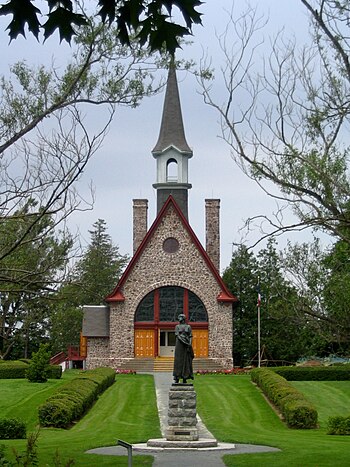 L'Église-souvenir et la statue d'Evangéline, à Grand-Pré, en Nouvelle-Écosse.