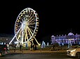 La grande roue et les illuminations de Noël devant l’Hôtel de ville de Caen, dans le Calvados.