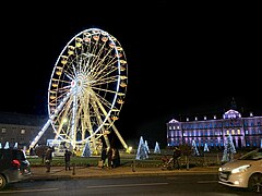 La grande roue et les illuminations de Noël devant l’Hôtel de ville de Caen, dans le Calvados.