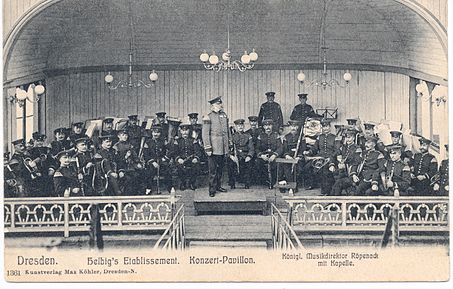 Röpenack mit der Kapelle des 12. Infanterieregiments Nr. 177 auf einem schwimmenden Konzertpavillon auf der Elbe, Höhe Semperoper, 1905