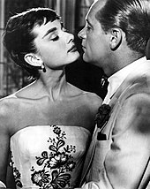 Isang kuha ni Hepburn sa kaliwa sa kabaligtaran ni William Holden sa kanan sa pelikulang Sabrina.