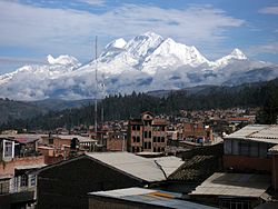 Pohled od jihu - zleva doprava vrcholy Huandoy (6395 m n. m.), Huascarán (6768 m n. m.) a Chopicalqui (6354 m n. m.).