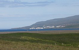 Hvammstangi en Miðfjörður, gezien vanaf de Hringvegur (ringweg)