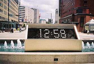 Цифровые часы показывают время, управляя клапанами на фонтане
