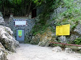 Перед входом в пещеру