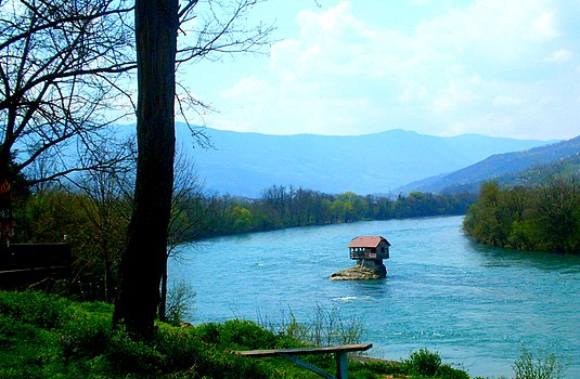 Kućica na steni se nalazi na reci Drini; predstavlja autentični simbol grada Bajina Bašta