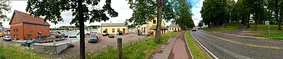 Tønsberg Kystkultursenter med Riggerloftet og Teie ubåtstasjon ved Byfjorden med Teie hovedgård på den andre sida av veien Banebakken (i parken til høyre). Foto: Fordreid panorama 2015