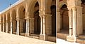 Deux vues du portique oriental : celle de gauche est une vue partielle de la façade, alors que celle de droite est un gros plan de deux colonnes jumelées.