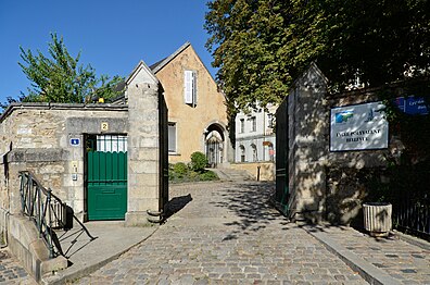 Eingang an der Nr. 2 Rue de l'Abbaye Saint-Vincent.