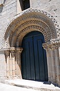 Portal de la Iglesia de Manhente y sus intrincadas tallas.