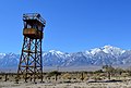 シエラネバダ山脈を背に建つマンザナー強制収容所の監視塔のレプリカ