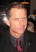 Maxwell Caulfield dans le rôle de l'ami de Dwight