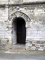 La porte latérale de l'église.