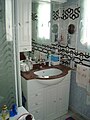 Meuble lavabo-miroir.