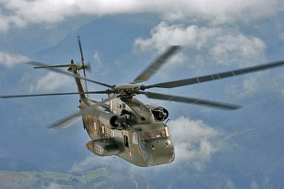 Un CH-53G du Mittleres Transporthubschrauberregiment 25 (de) en entraînmenent dans les Alpes suisses en 2005.
