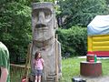 Model sochy Moai včetně klobouku Pukao od Pavla Pavla na dvoře Domu dětí a mládeže – Vodárenské věže na Letné v Praze-Holešovicích v roce 2013 (od roku 2015 v depozitu kvůli rekonstrukci objektu)