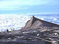 Pandangan bawah dari plat yang terdapat di atas Gunung Kinabalu