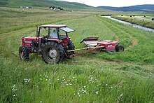 Falciatrice a tamburo taglia l’erba da insilare in South Lanarkshire (Gran Bretagna).