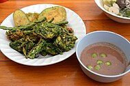 Nam phrik kapi dihidangkan dengan cucur sayur-sayuran; hidangan biasa masakan Thai
