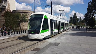 Rame 395 devant le château