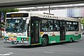 Hino/Isuzu Blue Ribbon-bus bij station JR Nara