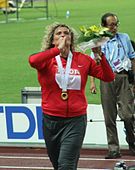 Franka Dietzsch, unter anderem dreifache Weltmeisterin, hier nach ihrem Sieg 2007 – Rang zwölf mit 58,44 m